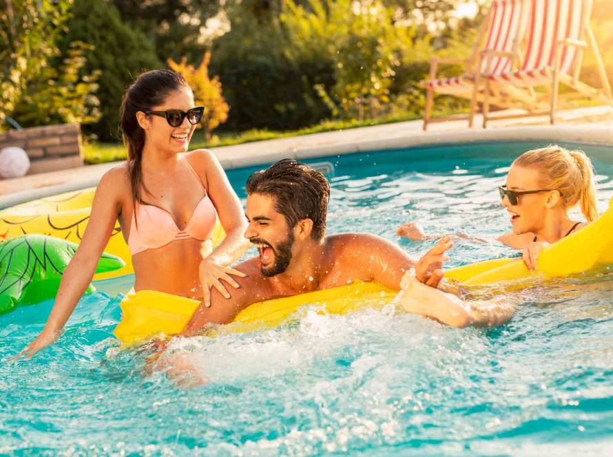 Adultos bañándose en la piscina