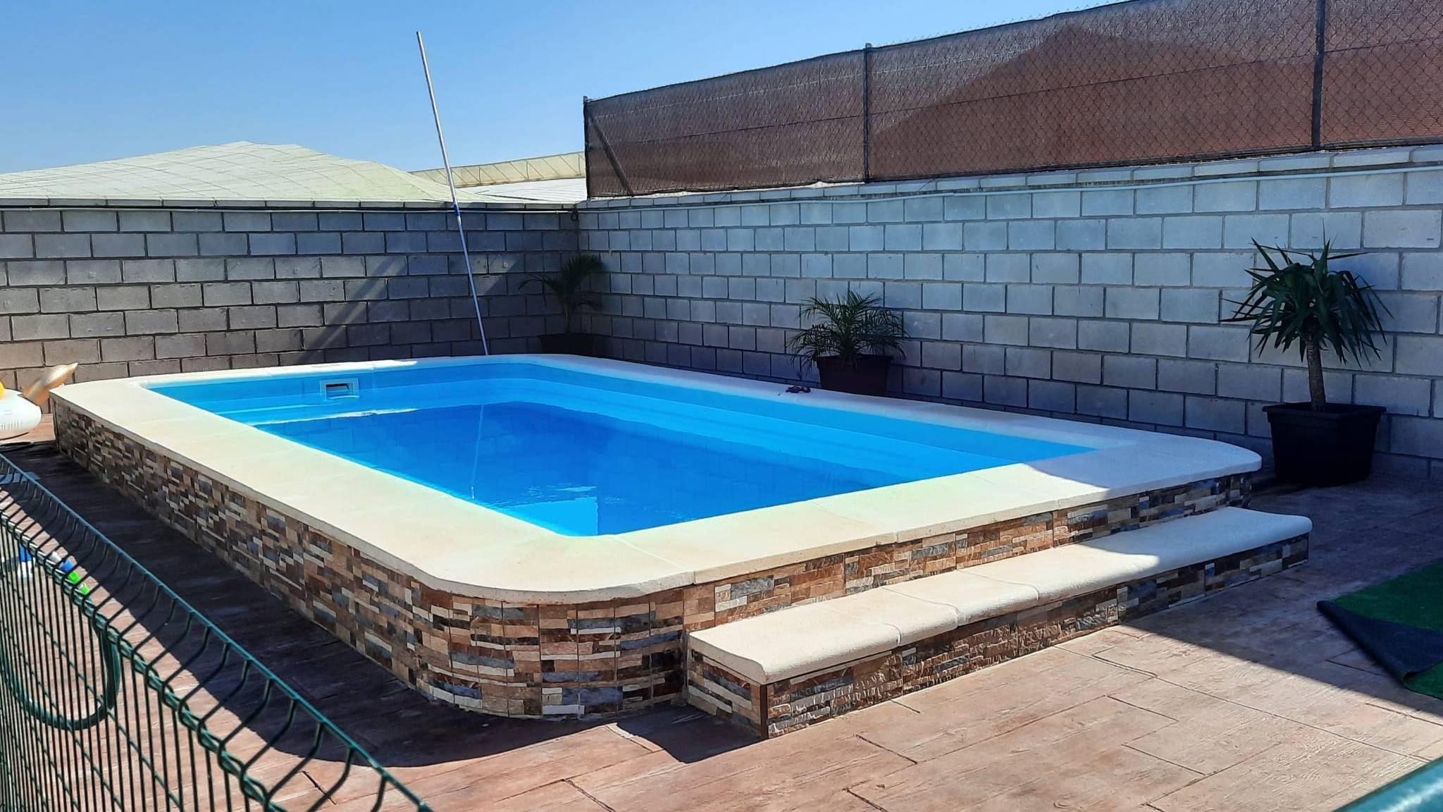 ¿Conoces las ventajas de una piscina de poliéster respecto a una piscina de obra?